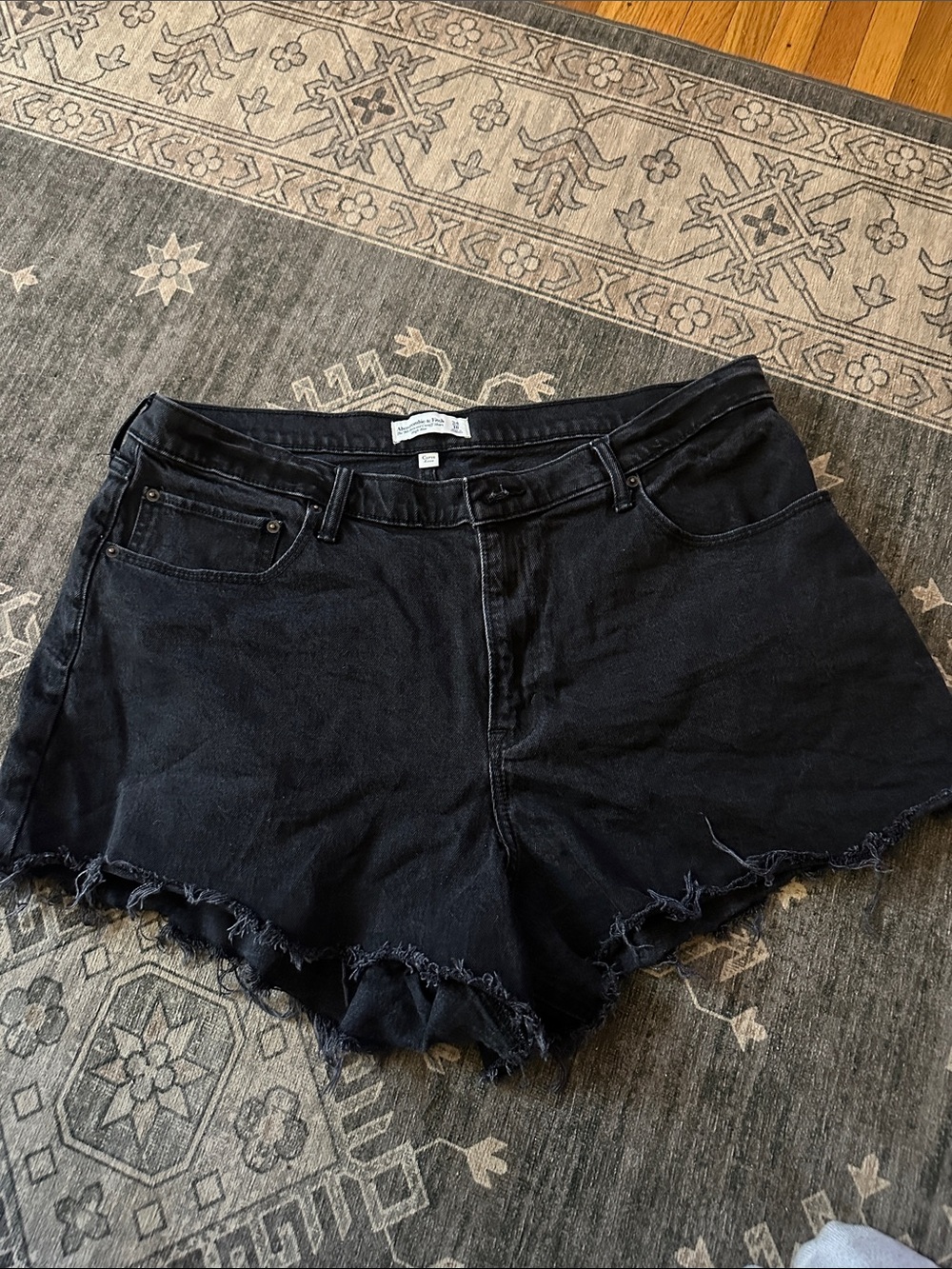 Abercrombie & Fitch Black Curve Love High Rise 90’s Relaxed Cut Off Short